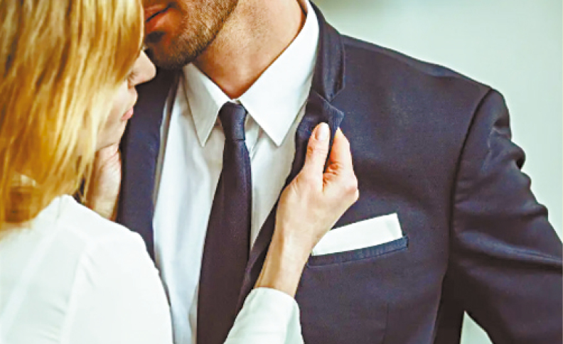 调查发现，17%的人承认参加公司圣诞节派对时把持不住而出轨。 纽约邮报图片