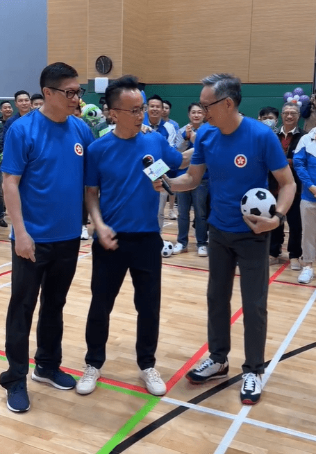 三人为下周日（10日）举行的区选作宣传，提醒公务员及市民届时到票站投票。