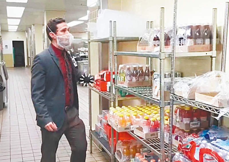 菲蒙华盛顿医院食物及营养服务营运主任夏曼纳，大学时期曾亲身经历过三餐不继的日子，如今致力帮助其他有需要的人士可以得到温饱。 CBS电视画面