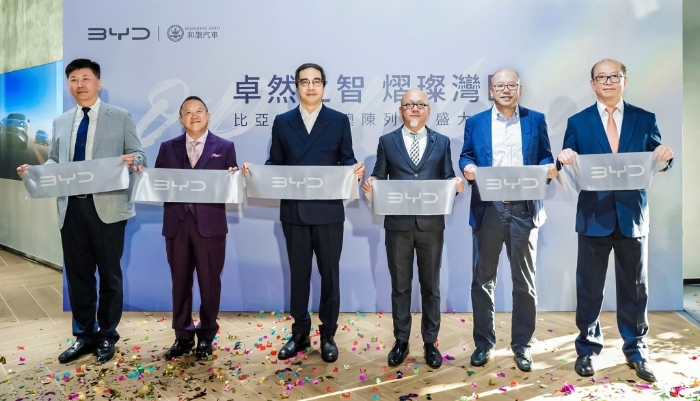 左起:香港特别行政区选举委员会委员宋嘉桓太平绅士、TVB总经理(节目内容营运)曾志伟、中国和谐汽车控股董事会主席冯长革、比亚迪亚太汽车销售事业部运营总监张景荣、摩根大通亚太高级顾问、前摩根大通中国CEO黄国滨与智络充电有限公司行政总裁李永生为比亚迪将军澳陈列室开业剪彩。 左起:香港特别行政区选举委员会委员宋嘉桓太平绅士、TVB总经理(节目内容营运)曾志伟、中国和谐汽车控股董事会主席冯长革、比亚迪亚太汽车销售事业部运营总监张景荣、摩根大通亚太高级顾问、前摩根大通中国CEO黄国滨与智络充电有限公司行政总裁李永生为比亚迪将军澳陈列室开业剪彩。