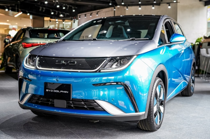 海豚5门揭背小车 海豚5门揭背小车