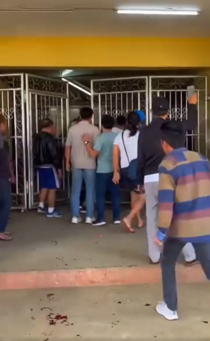 地上可见有血迹。 地上可见有血迹。