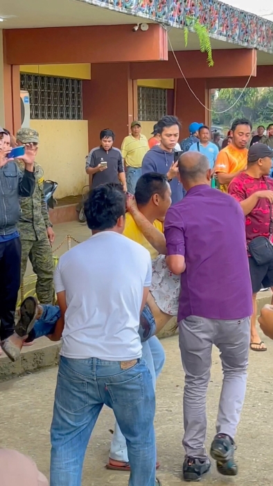 伤者被抬离爆炸现场。 伤者被抬离爆炸现场。