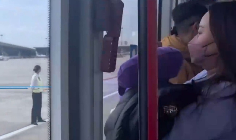 飞机最终降落厦门高崎国际机场。 飞机最终降落厦门高崎国际机场。