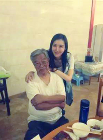 2014年,田朴珺晒出倚在前云南烟草大王褚时健肩头的合照。 2014年,田朴珺晒出倚在前云南烟草大王褚时健肩头的合照。