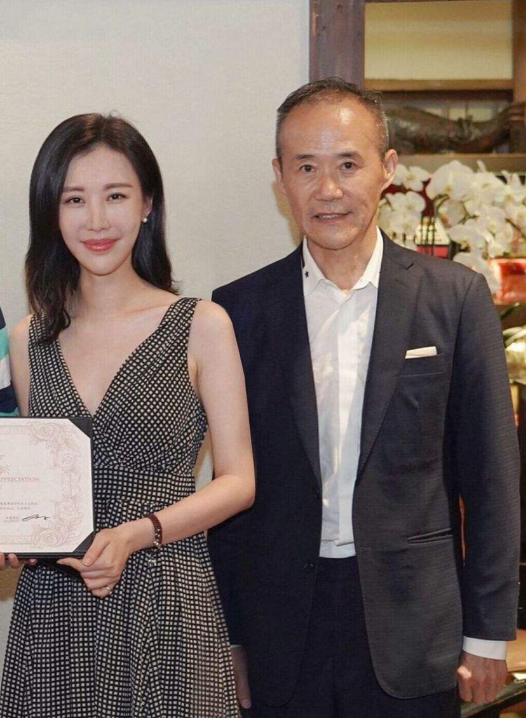 2012年,田朴珺和大她30岁的万科集团创办人王石同参加长江商学院,后来成婚。 2012年,田朴珺和大她30岁的万科集团创办人王石同参加长江商学院,后来成婚。