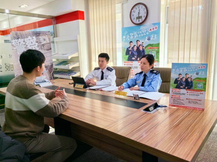 香港驻京办内，警员最后面试室内的学生和考官。