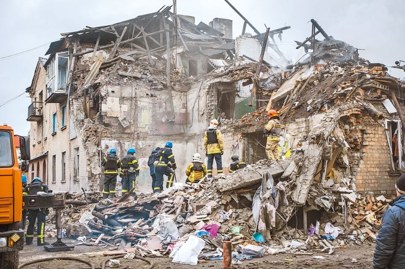 俄乌开战22个月来,两军陷胶着,人民饱尝战火之苦。 图为乌克兰顿涅茨克地区新罗迪夫卡镇1栋住宅大楼遭俄罗斯飞弹击毁。路透社 俄乌开战22个月来,两军陷胶着,人民饱尝战火之苦。 图为乌克兰顿涅茨克地区新罗迪夫卡镇1栋住宅大楼遭俄罗斯飞弹击毁。路透社