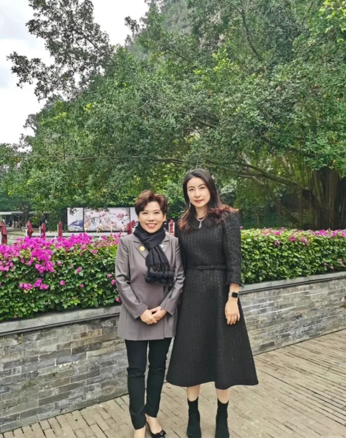 前奥运跳水冠军郭晶晶与前奥运乒乓球金牌邓亚萍世纪合照。 前奥运跳水冠军郭晶晶与前奥运乒乓球金牌邓亚萍世纪合照。