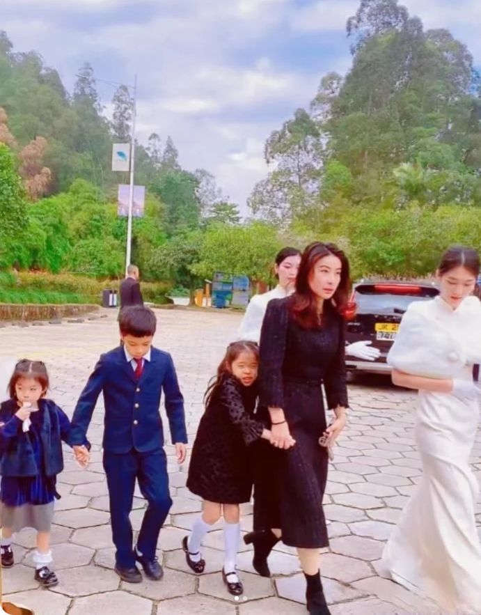 郭晶晶一家到场。 郭晶晶一家到场。