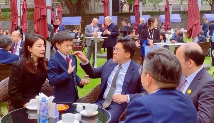 郭晶晶儿子霍中曦获网民大赞乖巧。 郭晶晶儿子霍中曦获网民大赞乖巧。