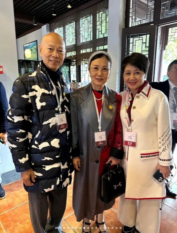 汪明荃与罗家英夫妇跟四太梁安琪合照。 汪明荃与罗家英夫妇跟四太梁安琪合照。