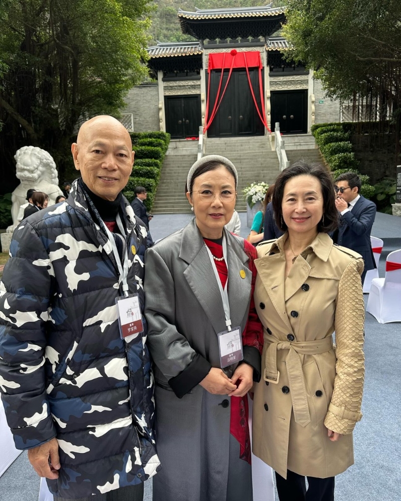 罗家英与汪明荃亦有和二房的何超琼合照。 罗家英与汪明荃亦有和二房的何超琼合照。