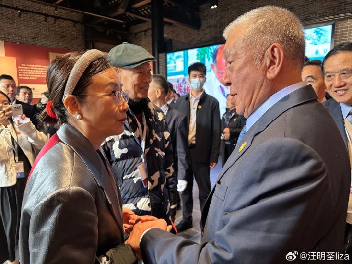 汪明荃与前澳门特首何厚铧寒暄。 汪明荃与前澳门特首何厚铧寒暄。