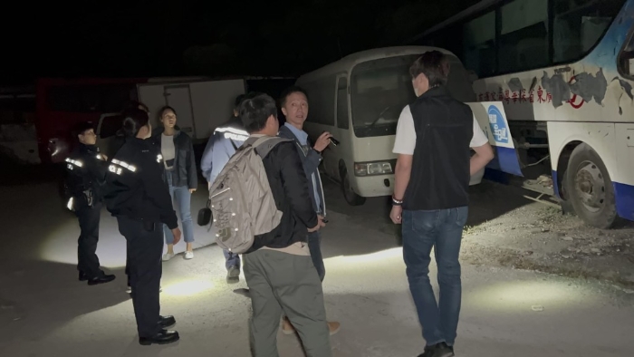 警方到场调查。 警方到场调查。