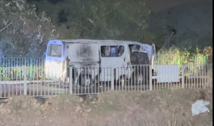 约10公里外的锦田水尾路一条明渠内,一辆客货车起火焚烧。 约10公里外的锦田水尾路一条明渠内,一辆客货车起火焚烧。