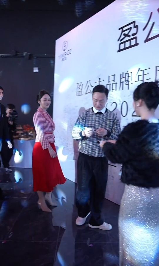 阔太含情脉脉望着陶大宇。