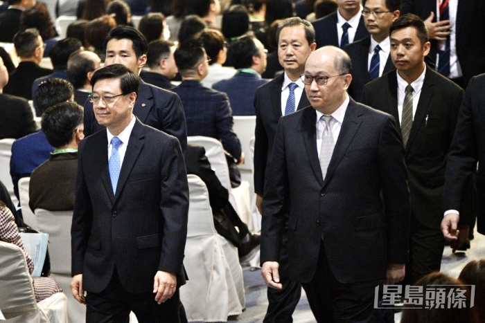 李家超（左）及郑雁雄（右）出席特区政府同中联办合办“宪法与中国式现代化”为主题的国家宪法日座谈会。