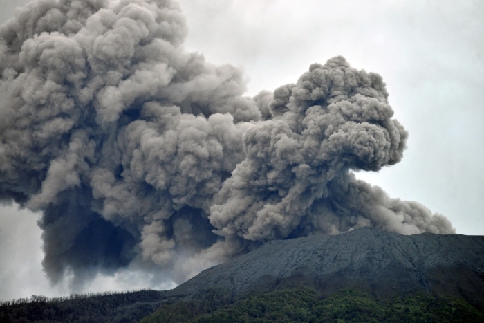 印尼马拉皮火山爆发，火山灰直冲3千多米高空。
