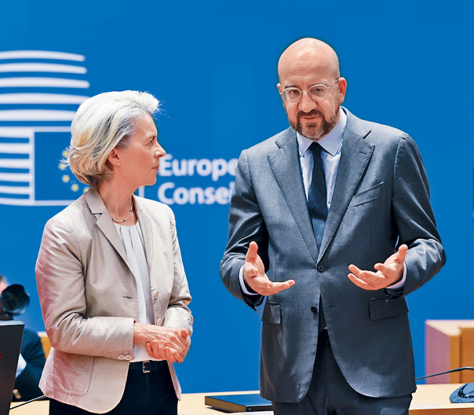 欧盟委员会主席冯德莱恩（左）和欧洲理事会主席米歇尔。