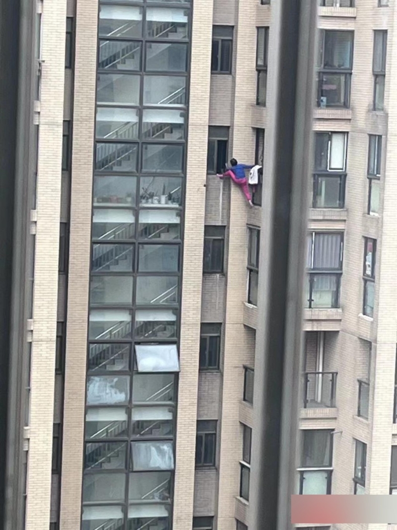 湖北阿婆在室外被困逾2小时被消防救回。 极目新闻