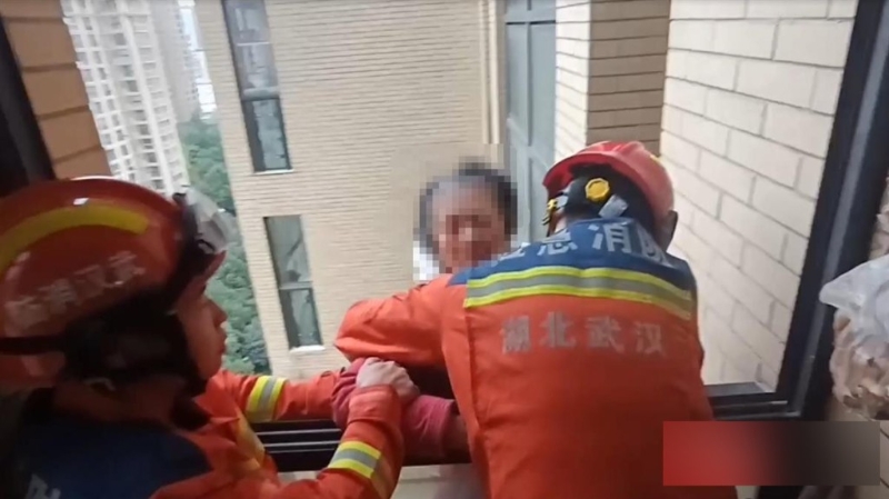 湖北阿婆在室外被困逾2小时被消防救回。极目新闻