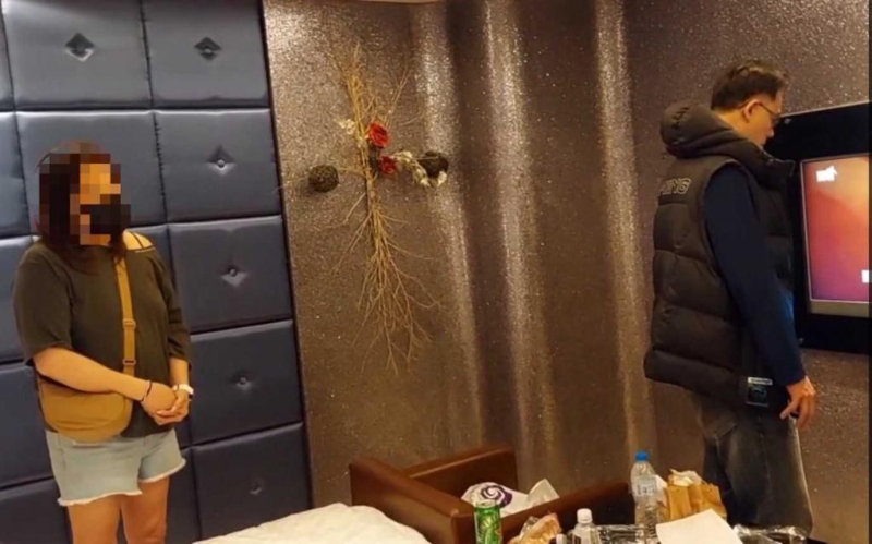 许智超遭妻子抓到与乔女在新北一家汽车旅馆共处一室，但两人声称在房内是做精油按摩。