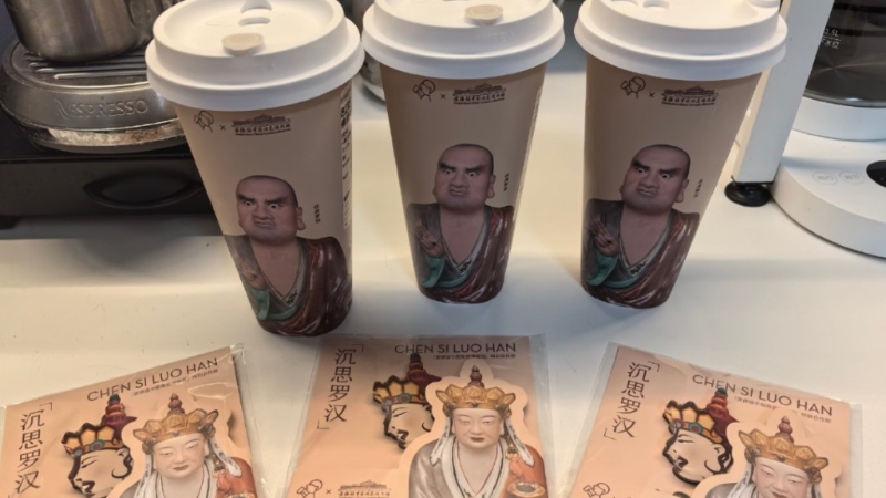 喜茶已将“佛喜”茶拿铁下架。微博