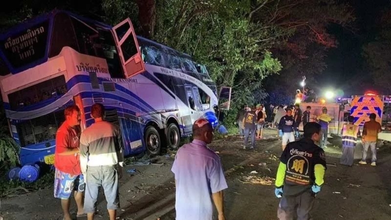 泰国旅游大巴发生车祸，致14死35伤。