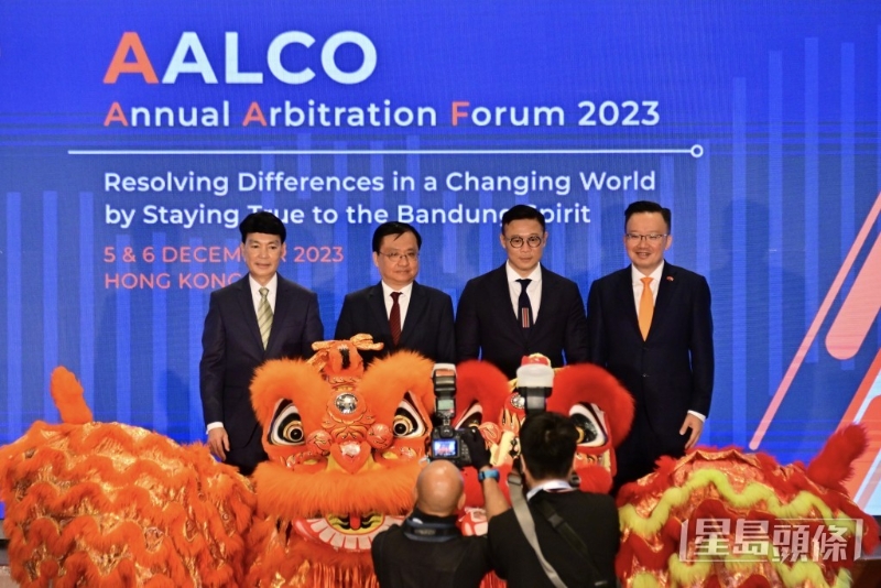 外交部驻港特派员公署副特派员方建明(左二)、律政司副司长张国钧(右二)、亚非法律协商组织秘书长Kamalinne Pinitpuvadol(左一)及亚非法协香港区域仲裁中心主任陈晓峰律师(右一)。 外交部驻港特派员公署副特派员方建明(左二)、律政司副司长张国钧(右二)、亚非法律协商组织秘书长Kamalinne Pinitpuvadol(左一)及亚非法协香港区域仲裁中心主任陈晓峰律师(右一)。