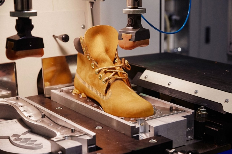 注塑成形技术将鞋底与鞋面完美结合，带来首对防水的皮革工作靴。