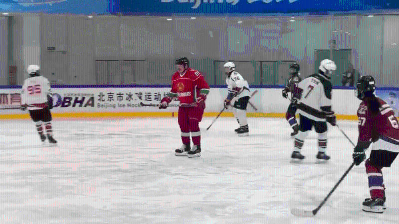 卢卡申科入球得分后，回到后场。网片截图