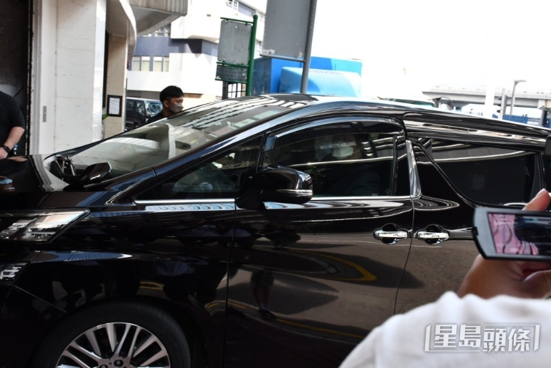 保姆车直驶殡仪馆停车场。