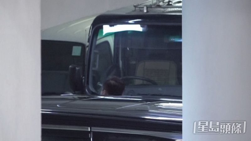 刘德华在停车场内下车。