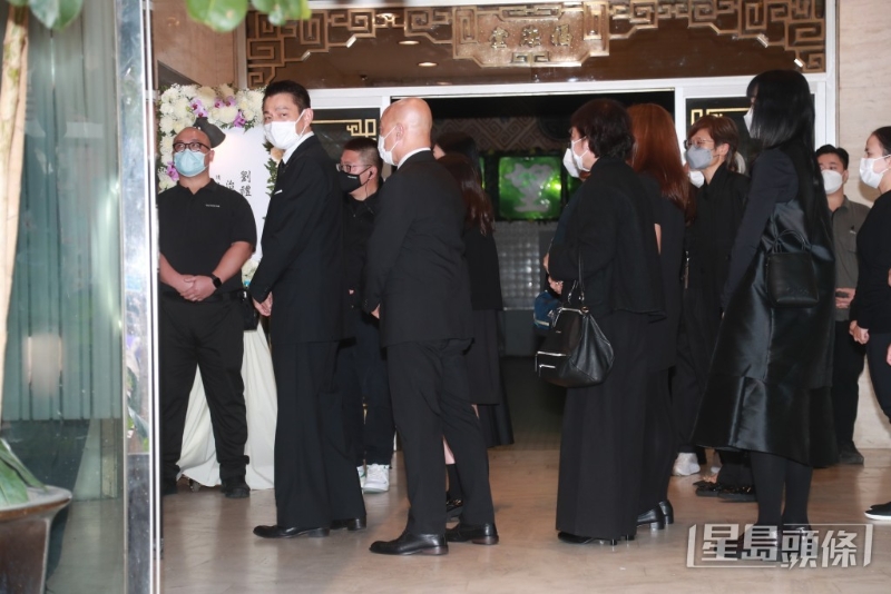 下午2时18分刘德华再现身。