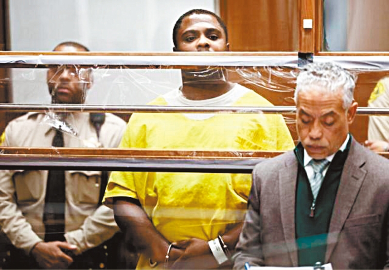 涉嫌在四天内犯下四起谋起案间的男子鲍威尔出庭过堂。洛杉矶时报 涉嫌在四天内犯下四起谋起案间的男子鲍威尔出庭过堂。洛杉矶时报