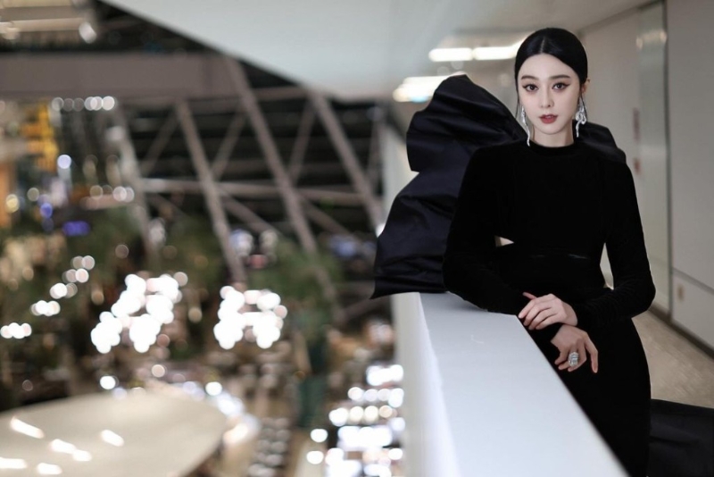 范冰冰选择了一条法国设计师品牌Stéphane Rolland的黑色高订系列礼服。