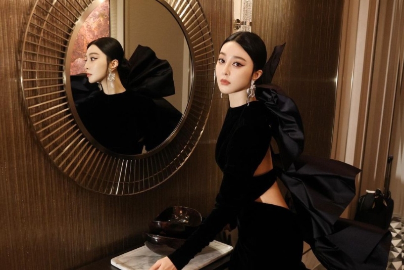 礼裙腰间镂空设计和背部好几个巨大蝴蝶结都显得相当霸气。