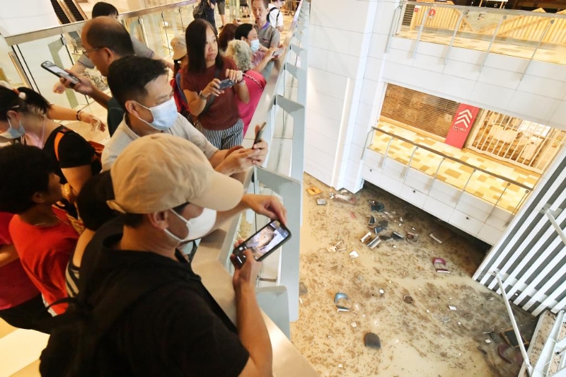 世纪黑雨导致黄大仙中心北馆底层被淹没。