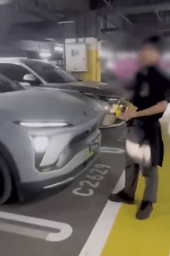 店员只追回了6瓶饮品。