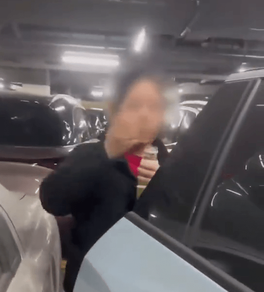 女的拧开每瓶喝一口。