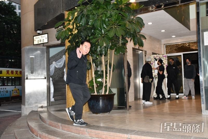 近5时许，不少圈中人都陆续抵达殡仪馆，包括郑则仕。