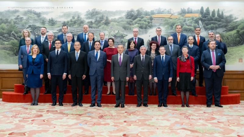 外交部部长王毅（前中）前天在北京集体会见欧盟及各成员国驻华使节。 新华社