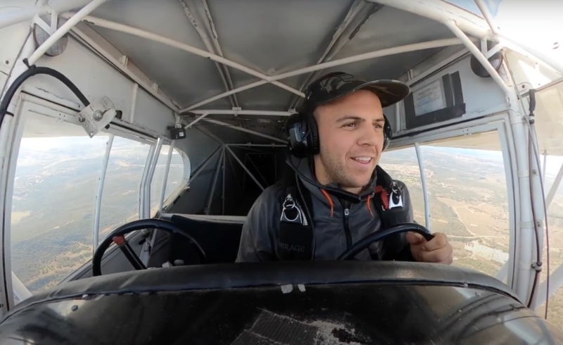 雅各布当日驾驶小型飞机。 网上图片