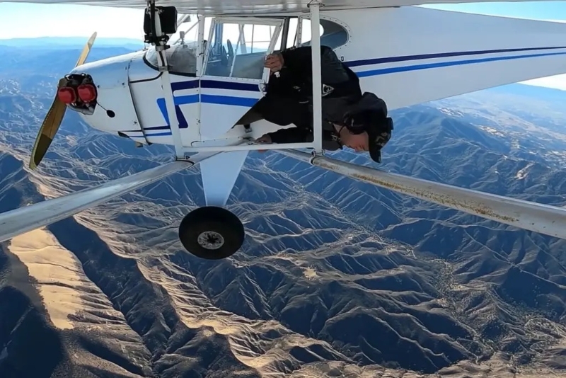 网红雅各布从小型飞机跳下。 网上图片