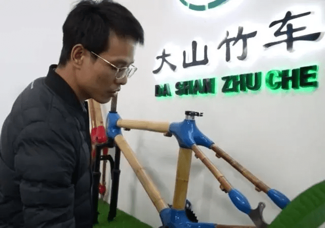 谭江永专业是服装设计，大学毕业后，在上海一直从事竹艺设计的工作。