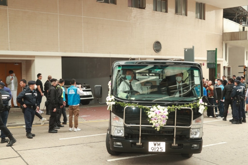 刘德华在灵车内神情哀伤,一直伴着刘父的遗照。 刘德华在灵车内神情哀伤,一直伴着刘父的遗照。