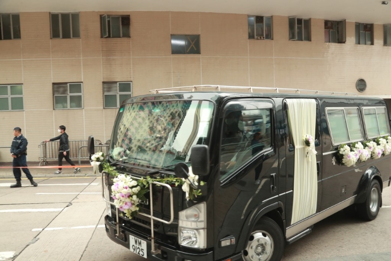 灵车以白色和粉红色鲜花布置 灵车以白色和粉红色鲜花布置