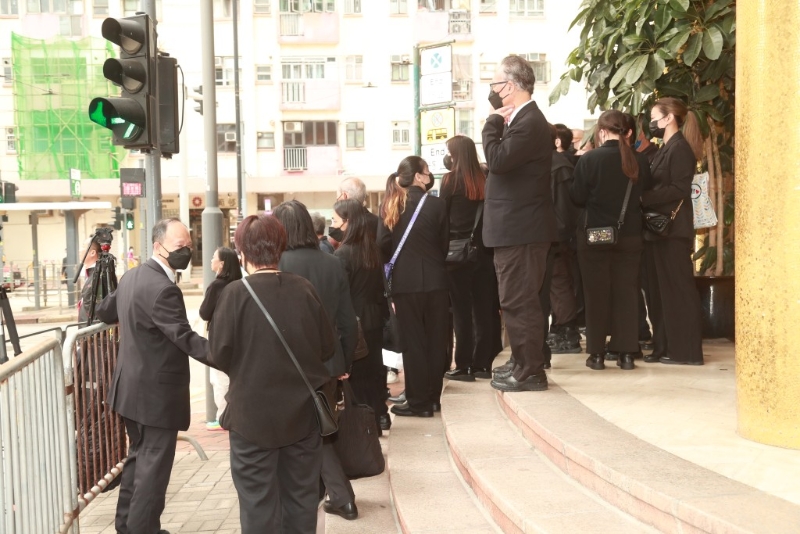 不少亲友到场致哀。 不少亲友到场致哀。