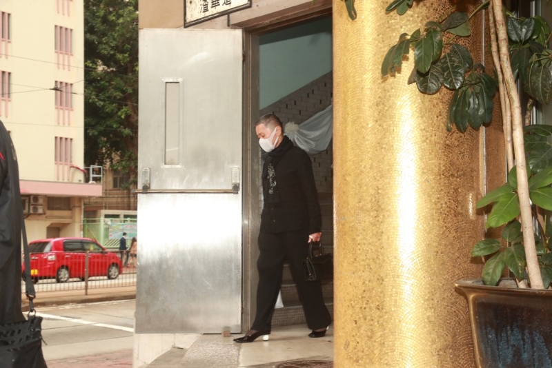 叶德娴昨晚(5日)现身刘爸爸设灵后,今晨(6日)再到前往送别对方。 叶德娴昨晚(5日)现身刘爸爸设灵后,今晨(6日)再到前往送别对方。